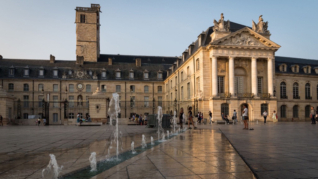 Place de la liberté Dijon Bourgogne Room Love