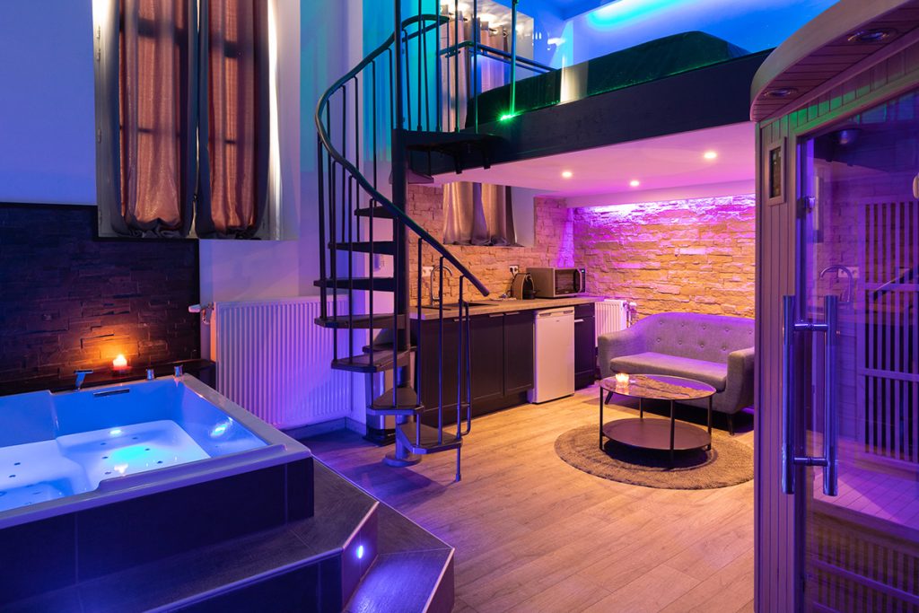 Spa jacuzzi sauna dans chambre de luxe Room Love